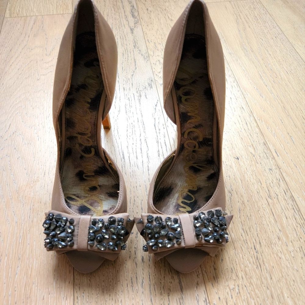 SAM EDELMAN cream heals with spiked bow,